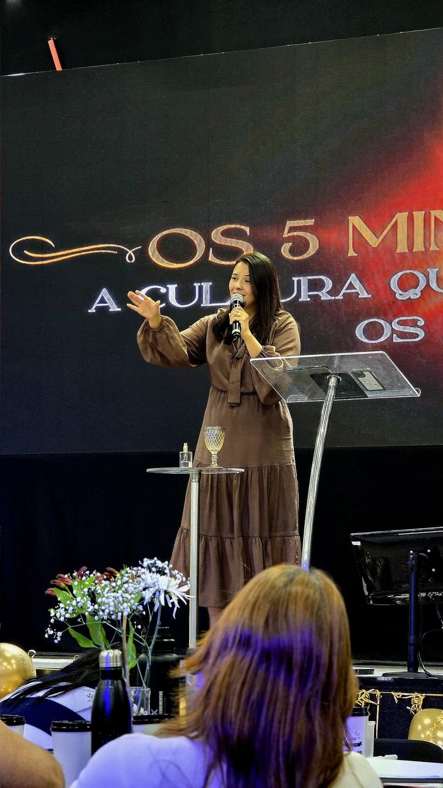 Pastora Thays Prado pregando